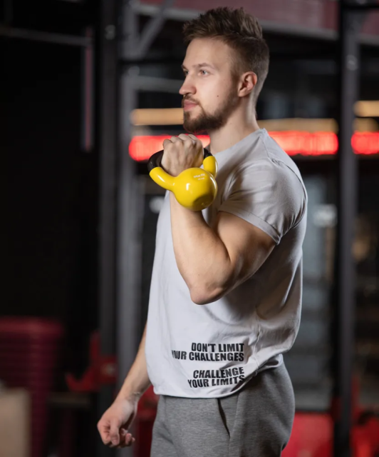 Гиря виниловая STARFIT DB-401 4 кг, желтый Гиря виниловая STARFIT DB-401 4 кг, желтый