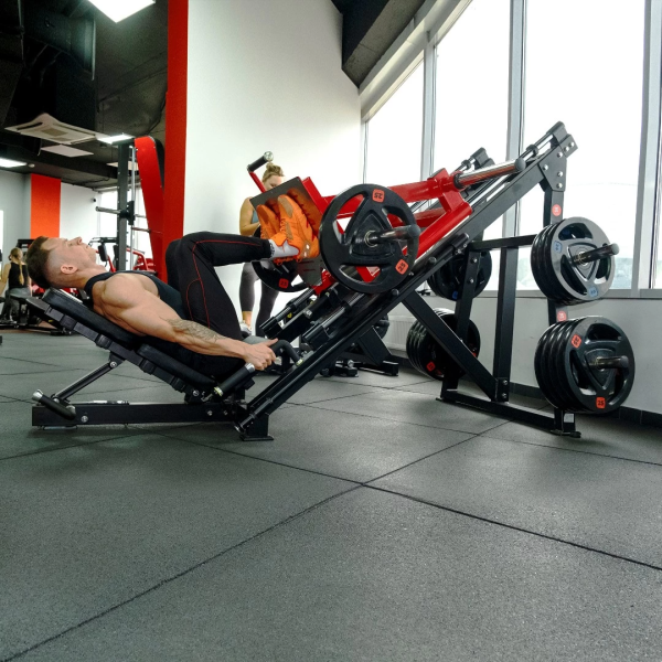 Жим ногами под углом 45 градусов на свободных весах Protrain PP191 (черно-красный)