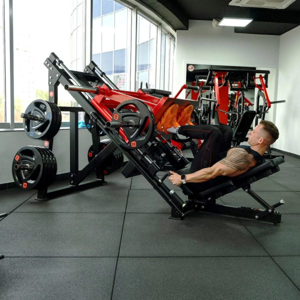 Жим ногами под углом 45 градусов на свободных весах Protrain PP191 (черно-красный)